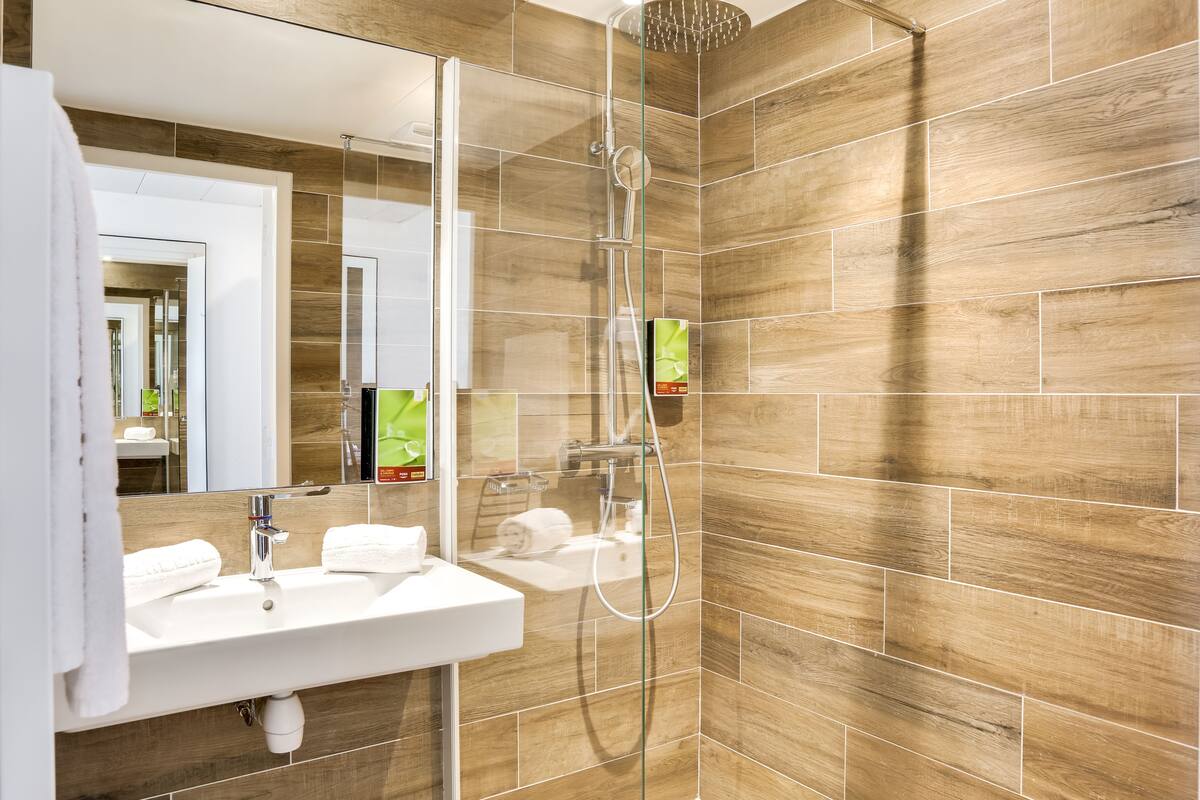 triple room | bathroom | shower, hair dryer, towels