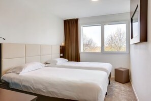 Værelse med 2 enkeltsenge | Skrivebord, mørklægningsgardiner, lydisolering, strygejern/strygebræt