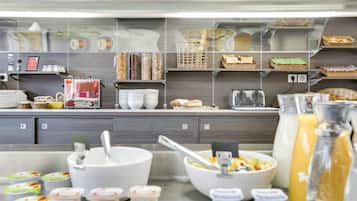 Petit déjeuner buffet (12 EUR par personne)