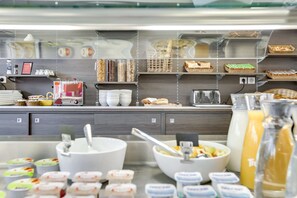 A breakfast buffet with various food items and beverages. - The Originals City, Hôtel Caen Mémorial (Saint-Contest)