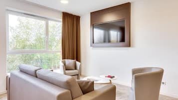 1 bedroom, desk, blackout drapes, soundproofing