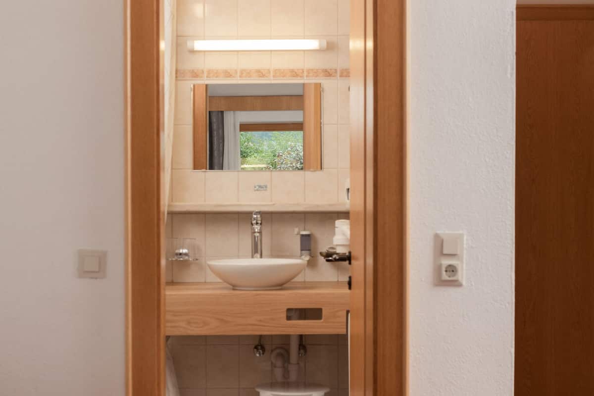 Dubbelrum | Värdeförvaringsskåp på rummet, skrivbord och gratis barnsängar