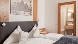 Double Room | In-room safe, desk, cribs (free), WiFi (free) - Hotel Kreuz (Pfunds)
