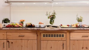Free daily buffet breakfast - Hotel Kreuz (Pfunds)