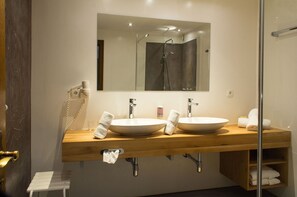 Double Room | Sinki Bilik Mandi