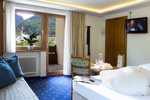 Camera doppia | Una cassaforte in camera, una scrivania