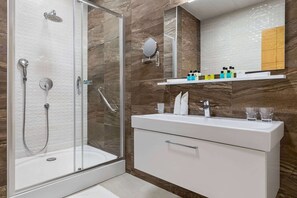 Regadera, amenidades de baño gratuitas, secadora de cabello, batas 