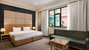 Minibar, caja de seguridad en la habitación y escritorio