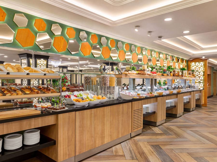 Sarapan prasmanan setiap hari (AZN 15.00 per orang)