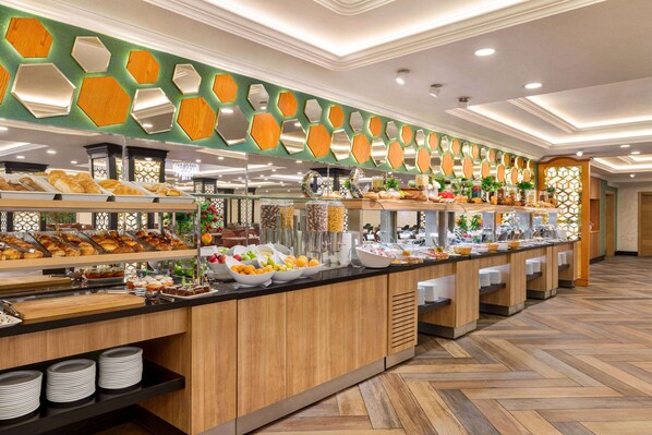 Desayuno buffet diario (AZN 15.00 por persona)