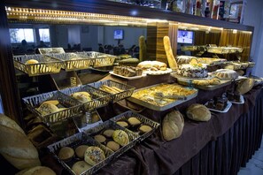 Free daily buffet breakfast