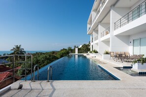 Piscina externa, espreguiçadeiras