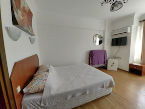 Standard-Doppelzimmer, Nichtraucher, eingeschränkter Meerblick | Hochwertige Bettwaren, Minibar, Verdunkelungsvorhänge, kostenloses WLAN