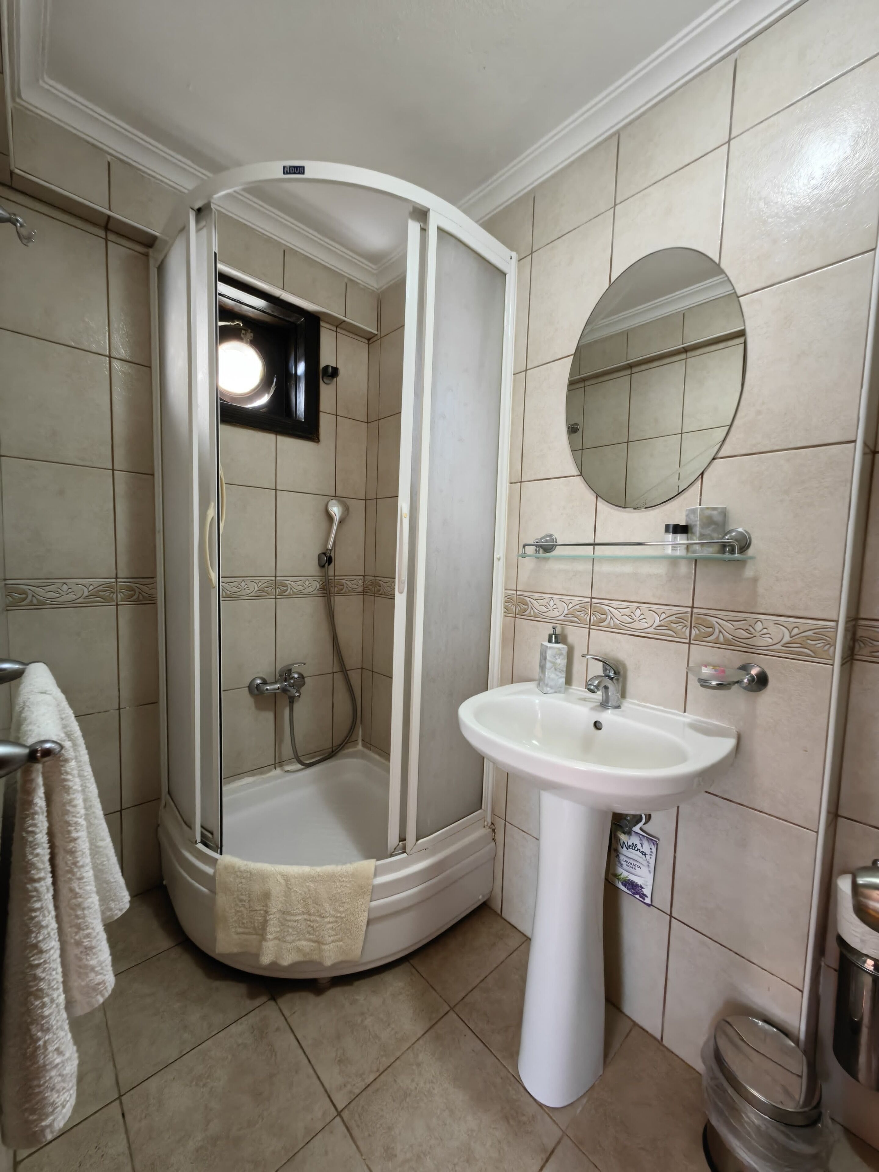 standard double room, non smoking, partial sea view | bathroom | shower, eco-friendly toiletries, hair dryer, towels