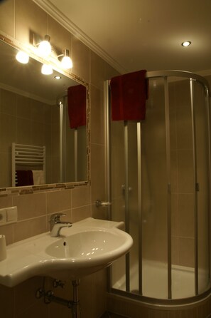 Kostenlose Toilettenartikel, Haartrockner, Handtücher, Shampoo