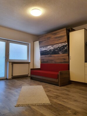 Full-sized fridge, microwave, stovetop, dishwasher