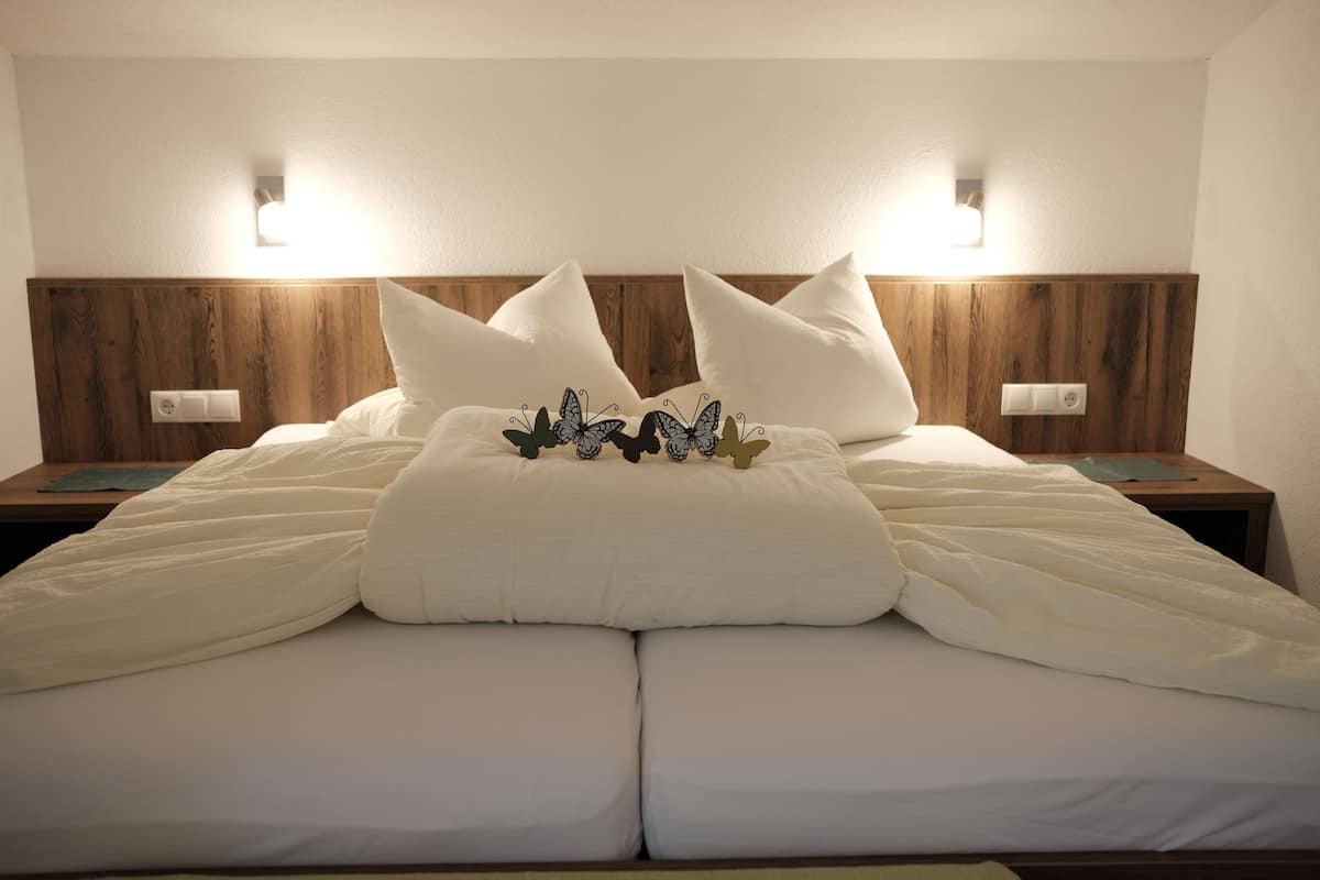 Hypo-allergenic bedding, in-room safe, desk, blackout curtains