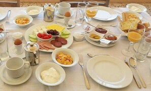 Daily continental breakfast (EUR 5 per person)