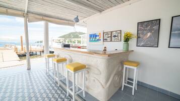 Se sirven desayunos, comidas y cocina turca con vista a la playa