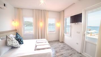 Deluxe-Suite, Meerblick | Minibar (mit einigen kostenlosen Artikeln), Schreibtisch