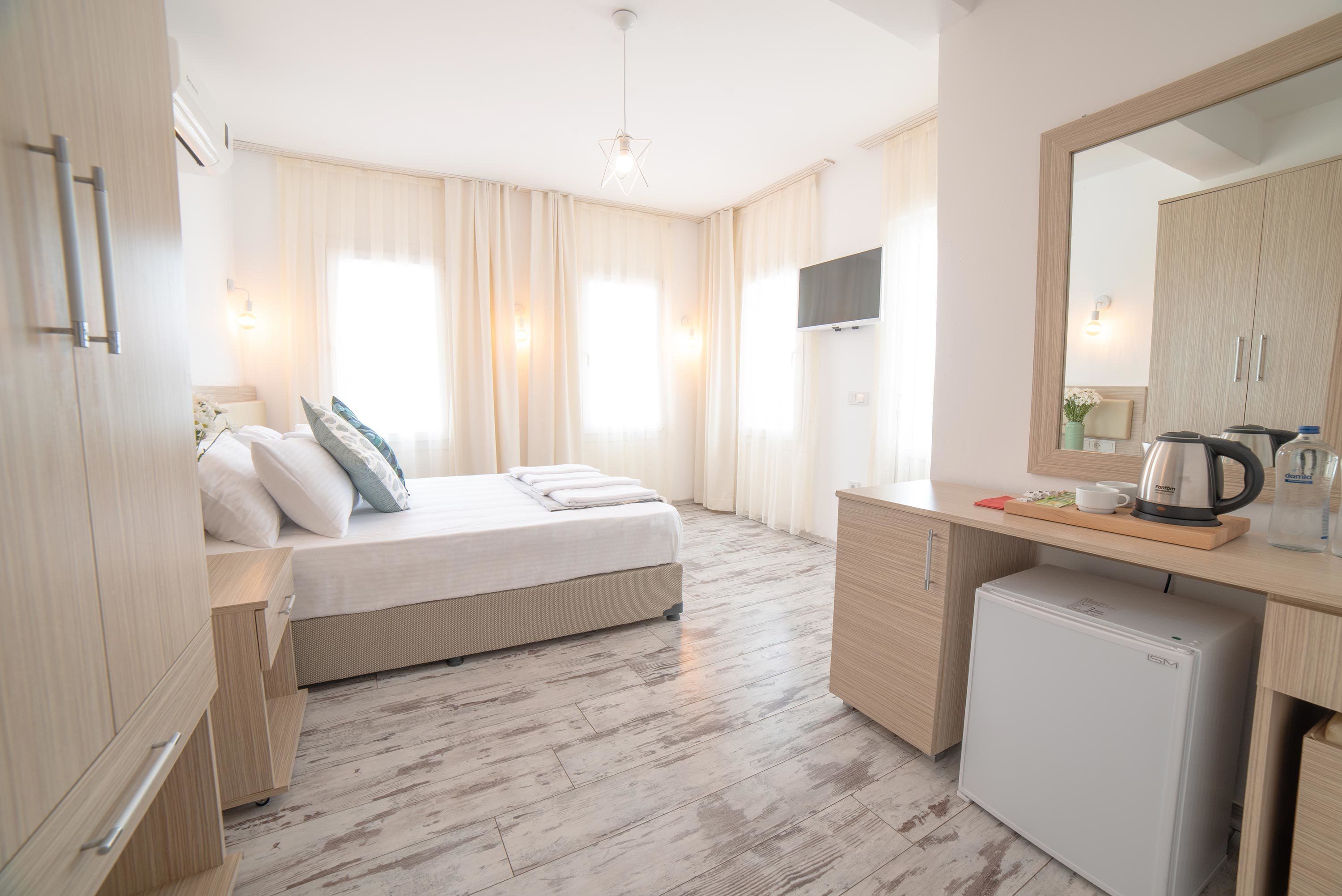 deluxe suite, sea view | 1 bedroom, free minibar items, desk, iron/ironing board