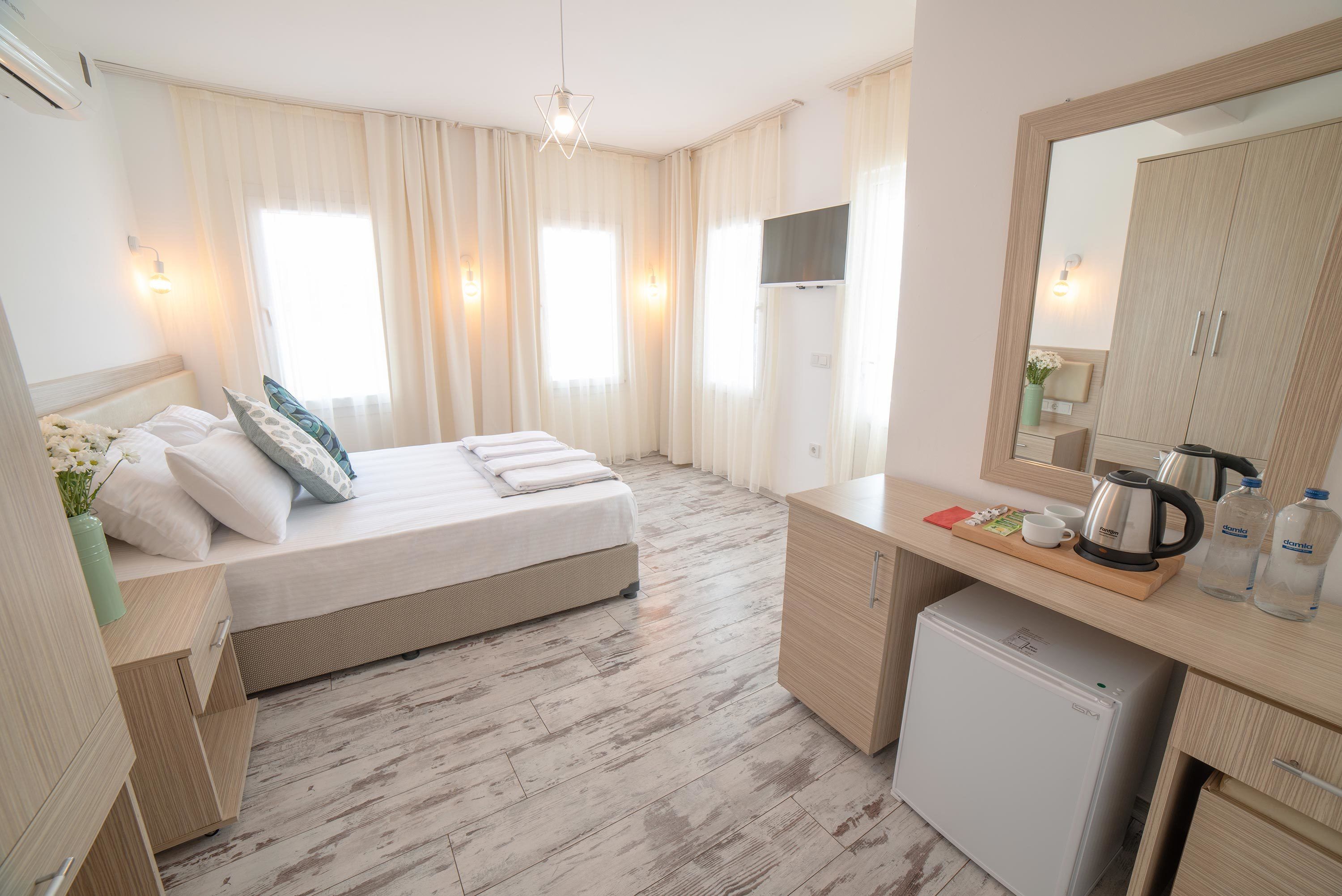 deluxe suite, sea view | 1 bedroom, free minibar items, desk, iron/ironing board