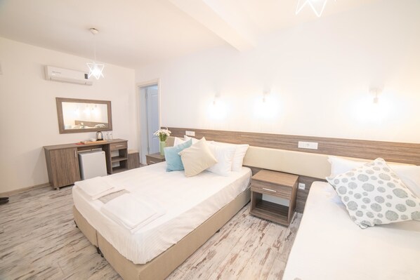 Habitación triple estándar | Minibar (con algunos artículos gratuitos) y escritorio