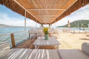 Petit déjeuner et déjeuner servis sur place, vue sur la plage 
