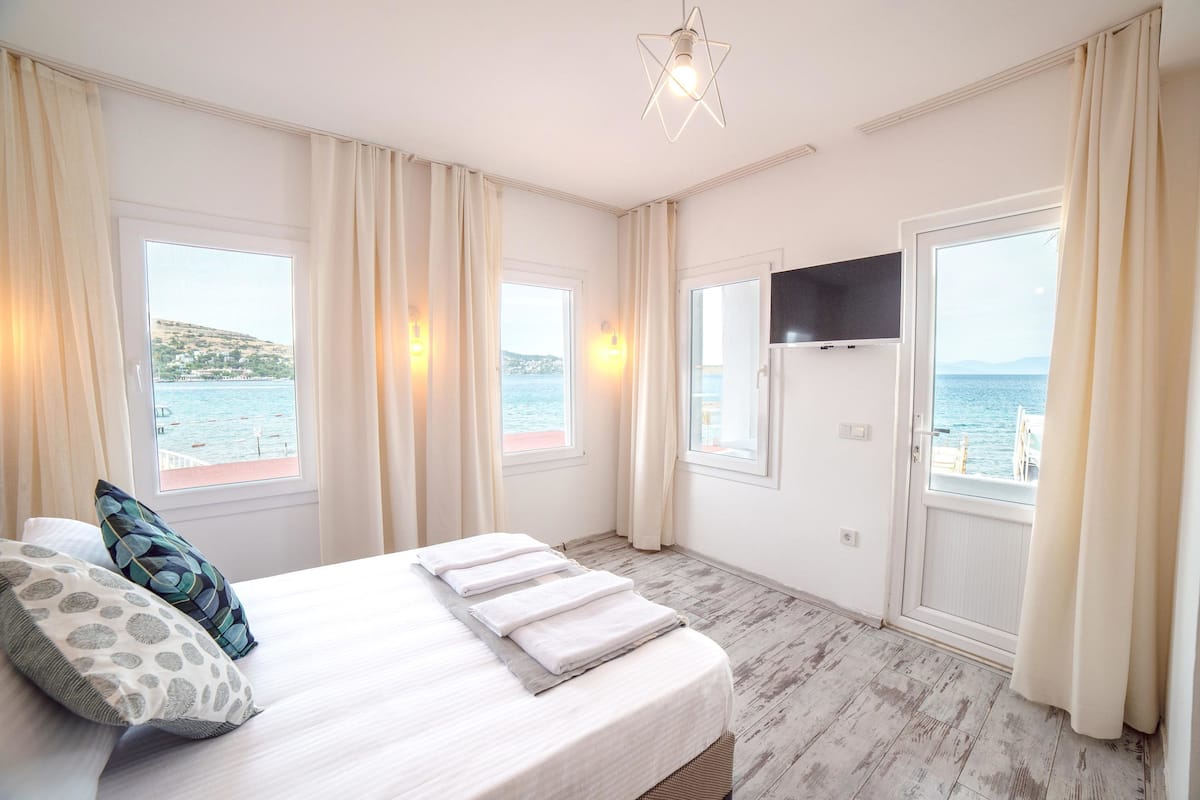 deluxe suite, sea view | 1 bedroom, free minibar items, desk, iron/ironing board