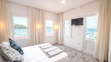 Suite Deluxe, vista al mar | Artículos del minibar gratis y escritorio