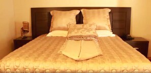 Standard-Dreibettzimmer, Gartenblick | Minibar, Schreibtisch, kostenloses WLAN, Bettwäsche