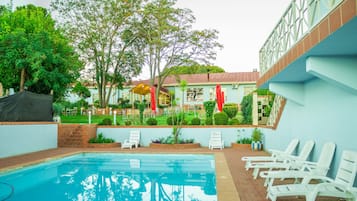 Una piscina al aire libre