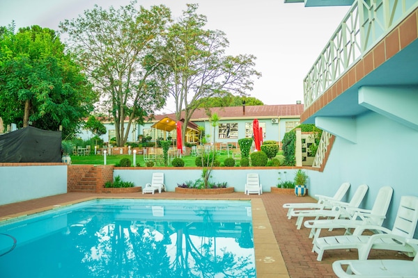 Una piscina al aire libre