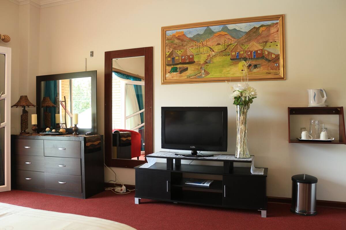 Premium bedding, minibar, desk, free WiFi