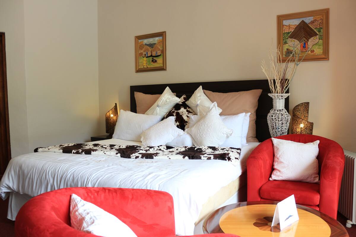 Premium bedding, minibar, desk, free WiFi