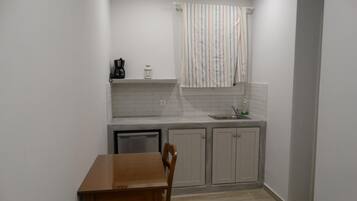 Fridge, stovetop, electric kettle, cookware/dishes/utensils