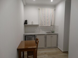 Fridge, stovetop, electric kettle, cookware/dishes/utensils