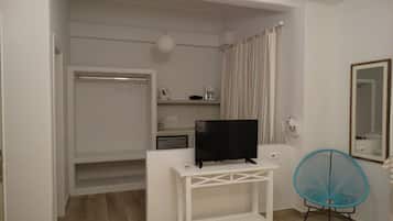 Tabla de planchar con plancha, wifi gratis y ropa de cama