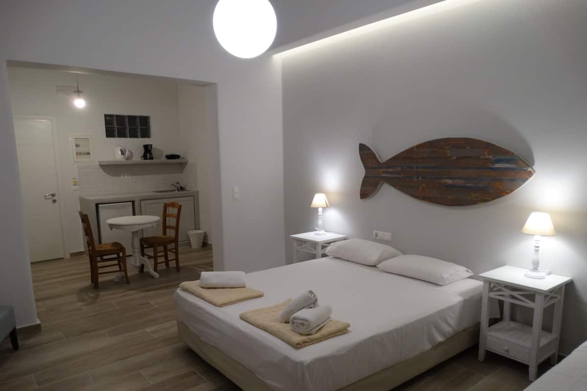 Studio Suite | Iron/ironing board (on request), WiFi (free), bed sheets