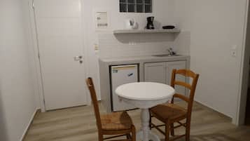 Tabla de planchar con plancha, wifi gratis y ropa de cama