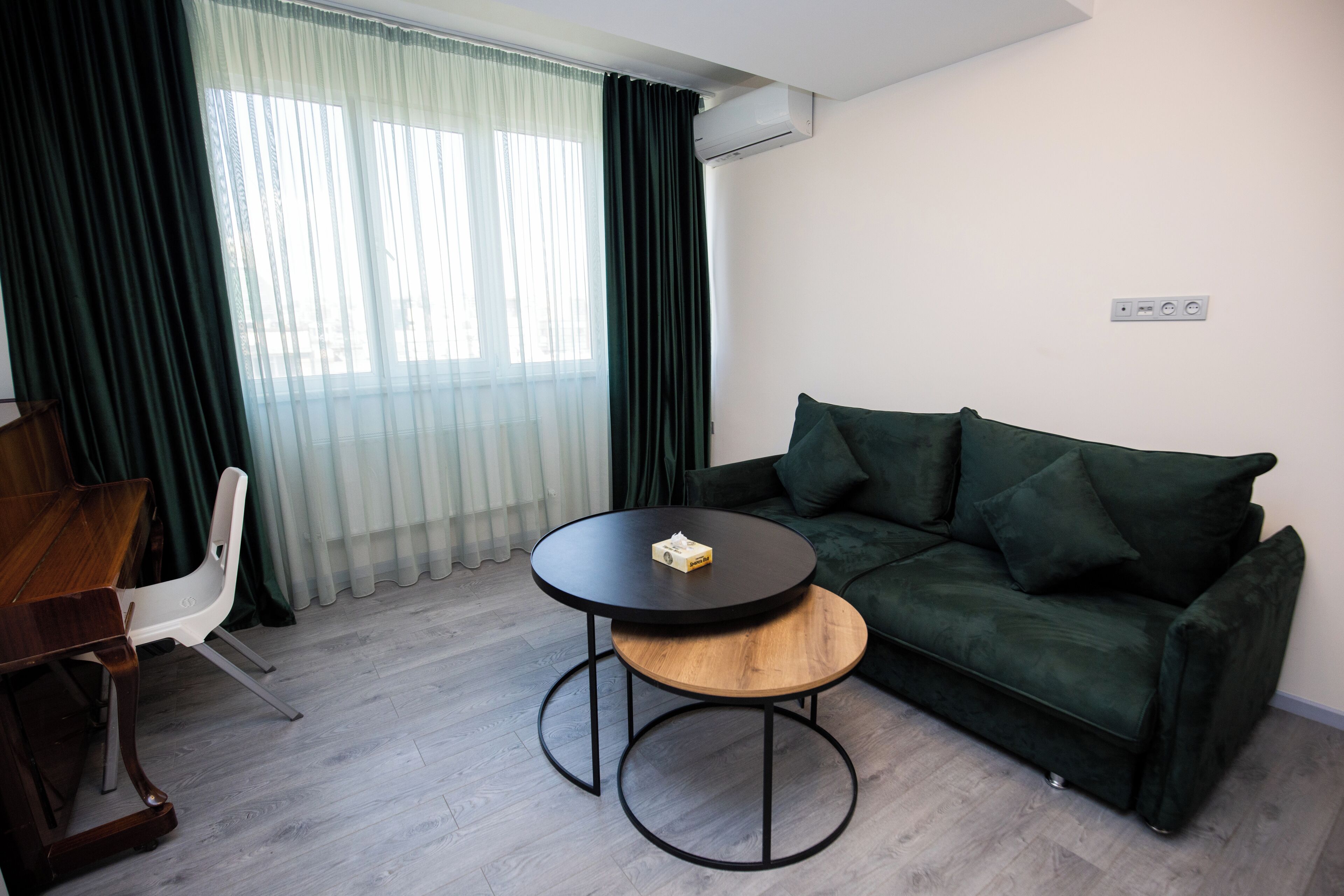 شقة - سرير كبير مع أريكة سرير | خزنة داخل الغرفة وستائر تعتيم وتجهيزات عازلة للصوت ومكواة/لوح كي