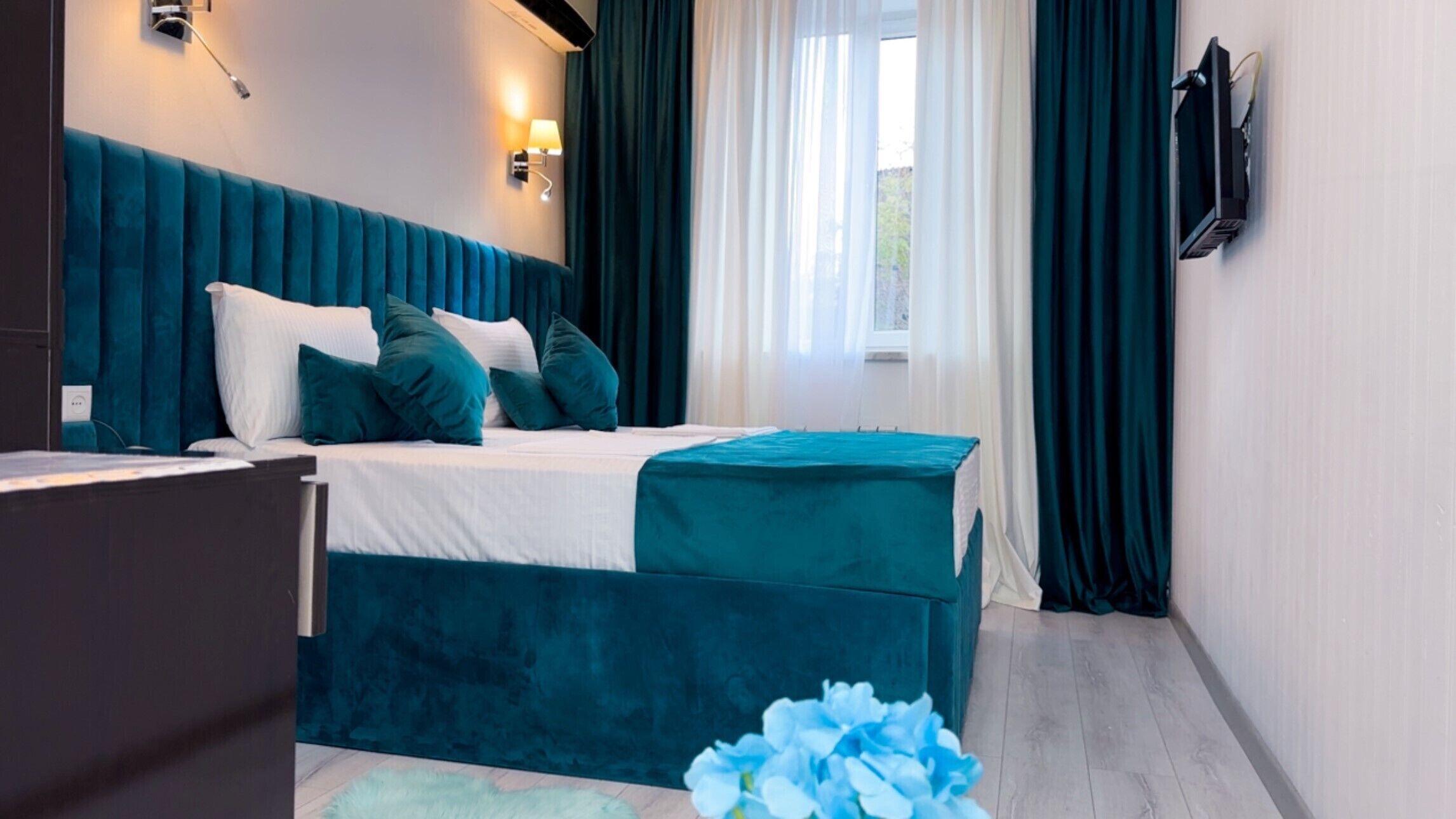 Kamar Quadruple Mewah | Brankas, meja kerja, tirai kedap cahaya, dan kedap suara