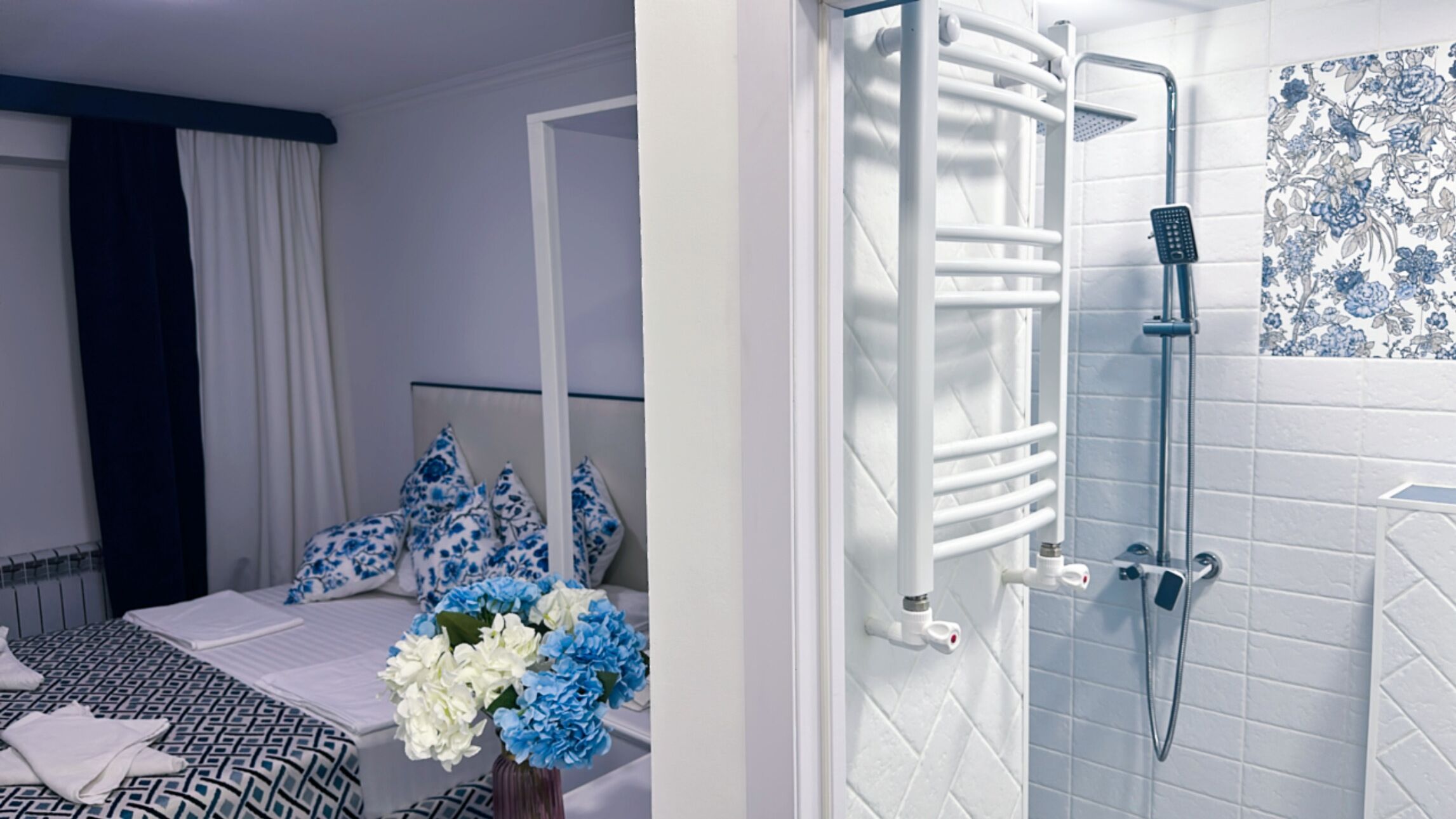 خزنة داخل الغرفة وستائر تعتيم وتجهيزات عازلة للصوت ومكواة/لوح كي