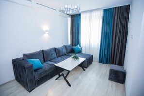 Căn hộ, 1 giường cỡ queen và sofa giường, quang cảnh núi | Bộ đồ giường cao cấp, chăn bông, két bảo mật tại phòng 