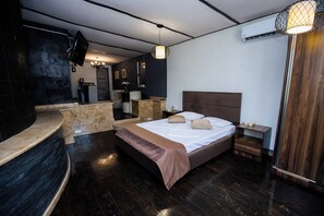 Phòng đôi Deluxe | Bộ đồ giường cao cấp, chăn bông, két bảo mật tại phòng 