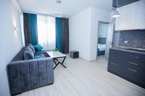 Apartament, 1 llit de matrimoni i sofà llit, vistes a la muntanya | Sala d'estar | Televisor de pantalla plana 