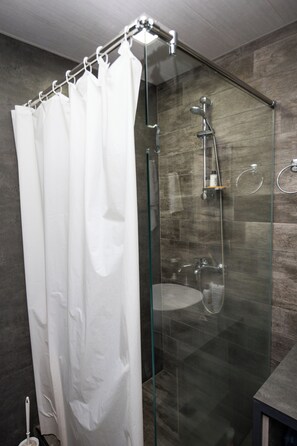 Apartment, 1 Queen-Bett und Schlafsofa, Bergblick | Badezimmer | Dusche, Regendusche, kostenlose Toilettenartikel, Haartrockner