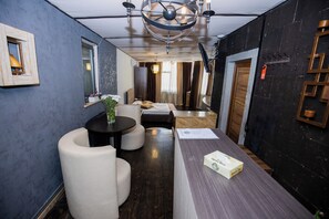 华丽双人房 | 客房内保险箱、办公桌、遮光窗帘、隔音