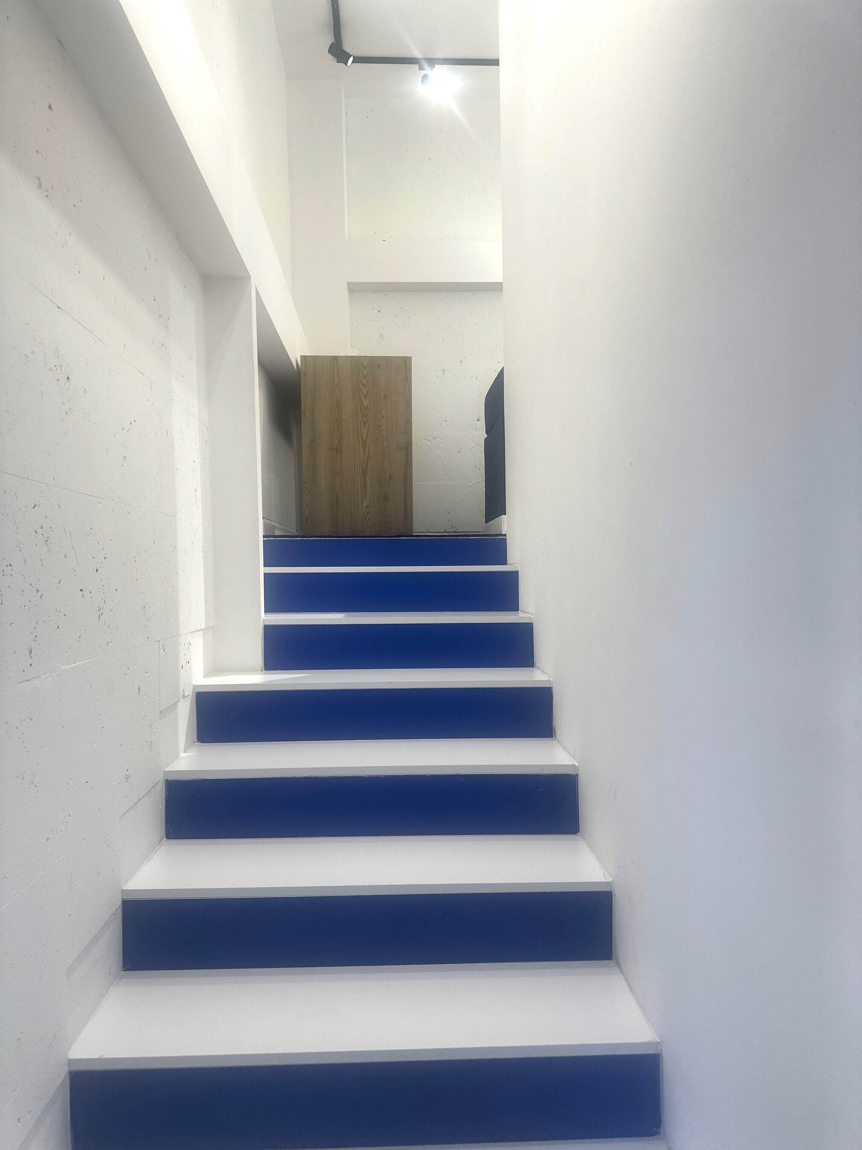 خزنة داخل الغرفة وستائر تعتيم وتجهيزات عازلة للصوت ومكواة/لوح كي