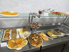 Tägliches Frühstücksbuffet gegen Gebühr